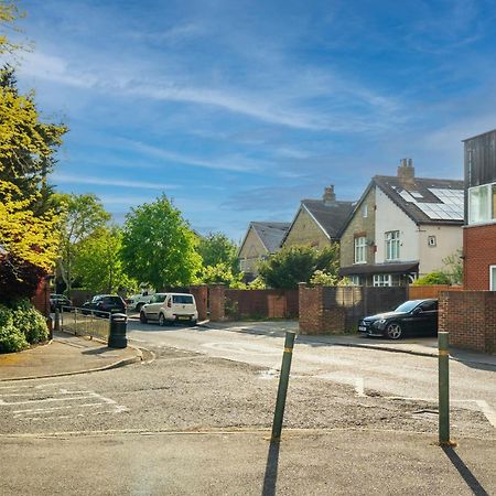 Modern 2 Bedroom Apartment In Mitcham, London Экстерьер фото