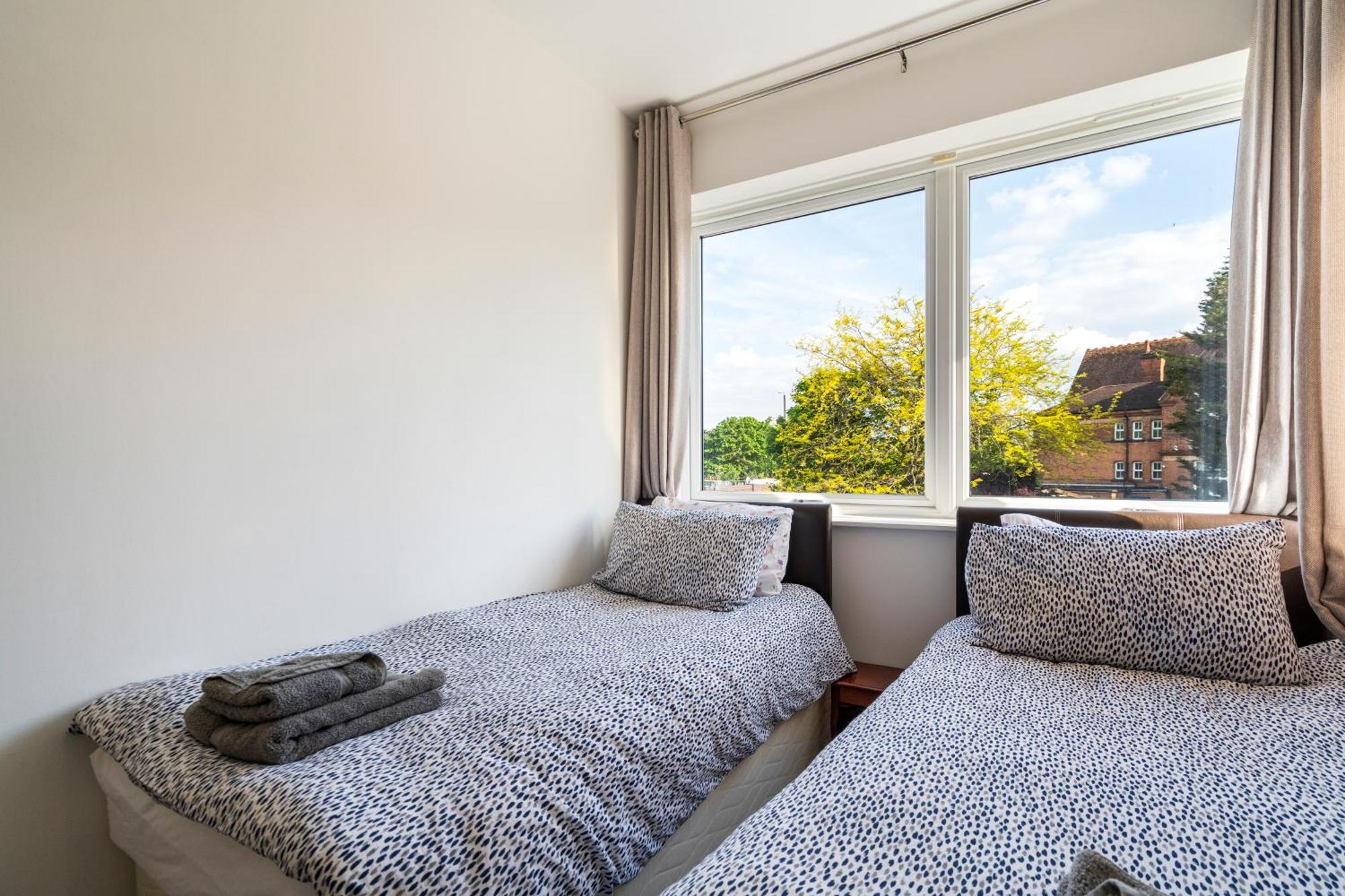 Modern 2 Bedroom Apartment In Mitcham, London Экстерьер фото