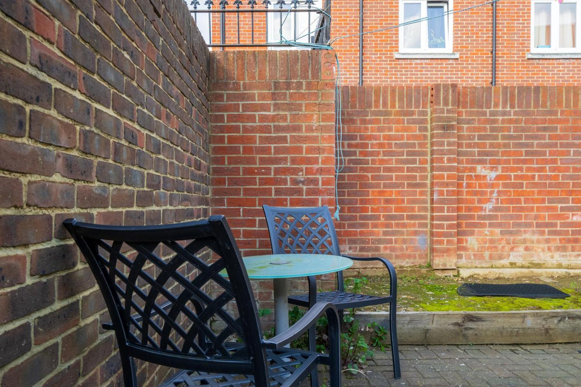 Modern 2 Bedroom Apartment In Mitcham, London Экстерьер фото