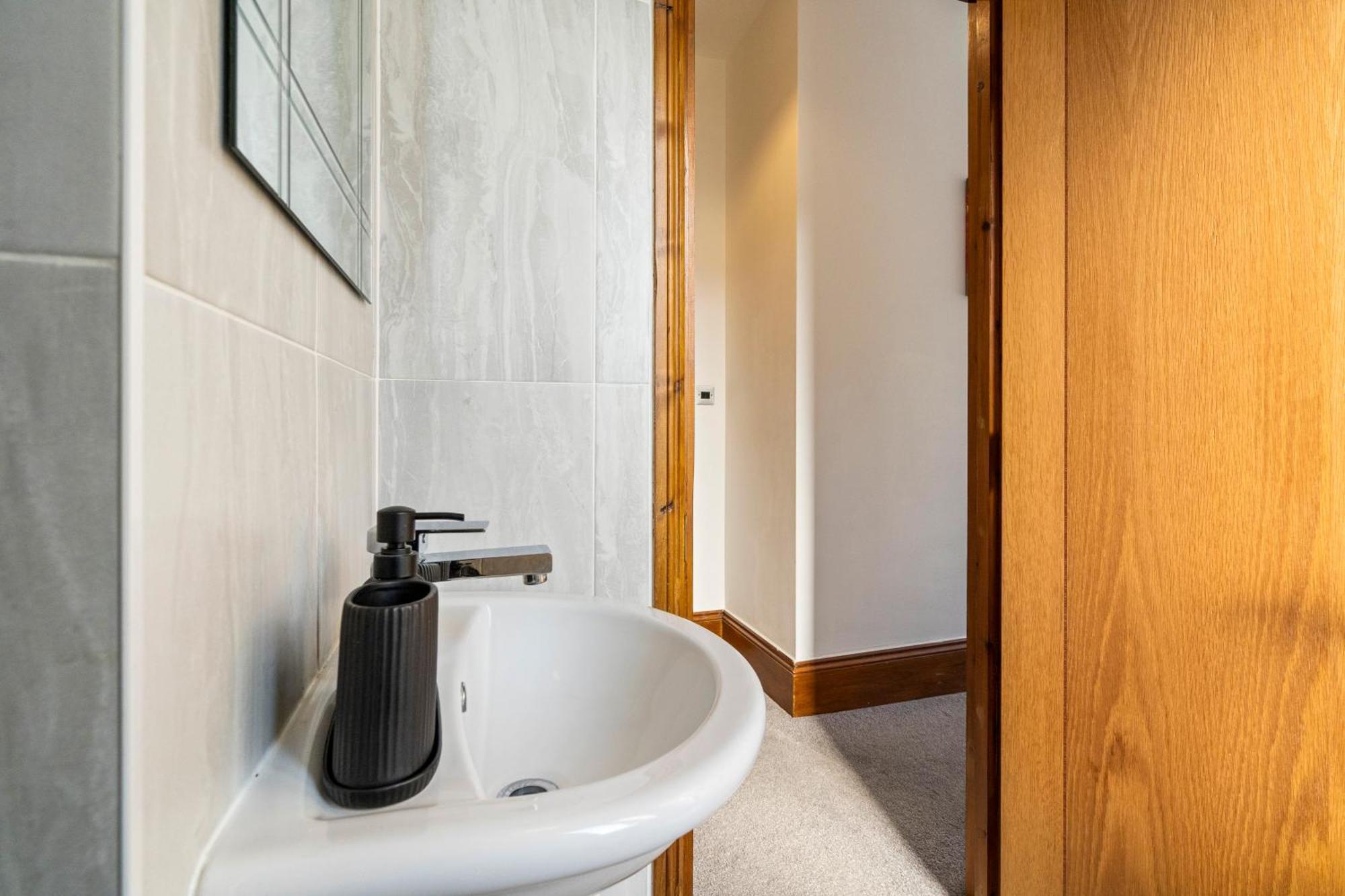 Modern 2 Bedroom Apartment In Mitcham, London Экстерьер фото